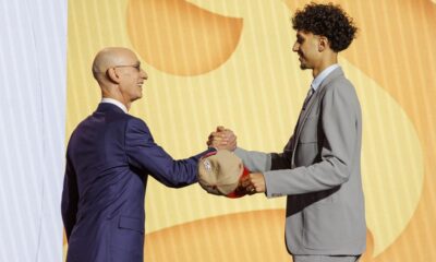 El jugador de baloncesto francés y selección número uno del draft Zaccharie Risacher (I) le da la mano al Comisionado de la NBA Adam Silver (D) después de ser seleccionado por los Atlanta Hawks. EFE/EPA/SARAH YENESEL