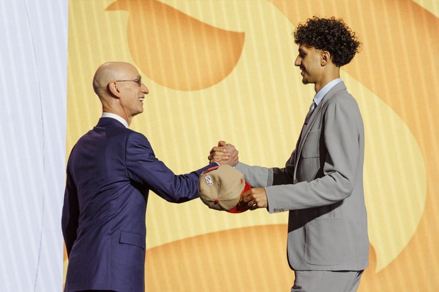 El jugador de baloncesto francés y selección número uno del draft Zaccharie Risacher (I) le da la mano al Comisionado de la NBA Adam Silver (D) después de ser seleccionado por los Atlanta Hawks. EFE/EPA/SARAH YENESEL