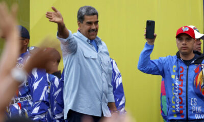 El presidente de Venezuela y aspirante a la reelección, Nicolás Maduro, saluda a los asistentes al cierre de su campaña este jueves, en Caracas (Venezuela). EFE/ Henry Chirinos