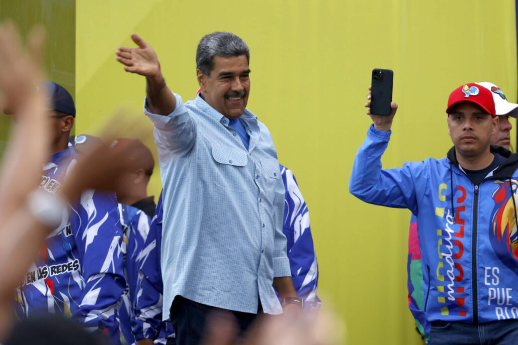 El presidente de Venezuela y aspirante a la reelección, Nicolás Maduro, saluda a los asistentes al cierre de su campaña este jueves, en Caracas (Venezuela). EFE/ Henry Chirinos