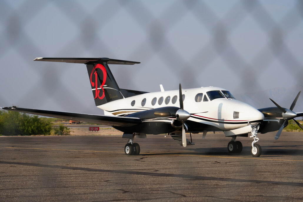 Fotografía donde se observa el avión privado en el que fueron transportados Ismael 'el Mayo' Zambada y Joaquín Guzmán López, en un aeropuerto privado, este 25 de julio de 2024 en Santa Teresa, Nuevo México (Estados Unidos). EFE/ César Contreras