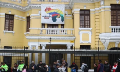 Venezolanos en Perú protestan ante su embajada por el cierre de la atención consular