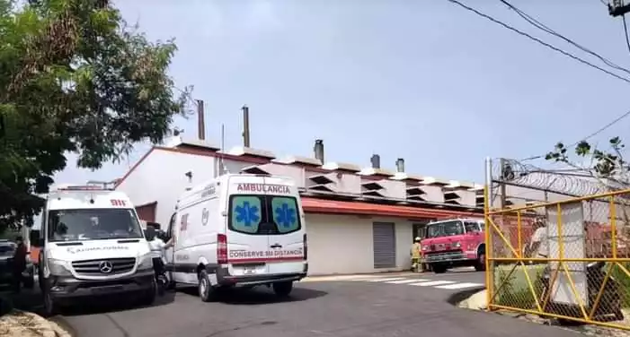 Bomberos resultan afectados por incendio en planta eléctrica en La Romana