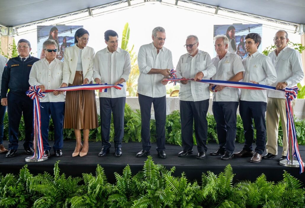 Abinader asiste a la inauguración segunda etapa 305 apartamentos turísticos de Cana Rock Star