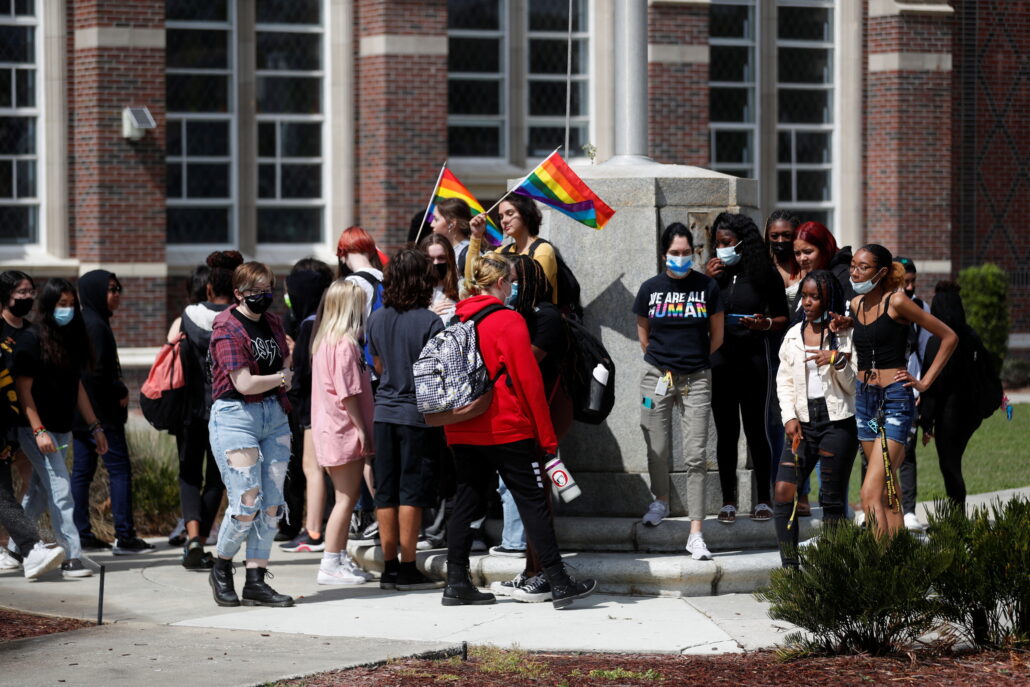 Corte Suprema de EEUU bloquea protecciones a estudiantes transgénero