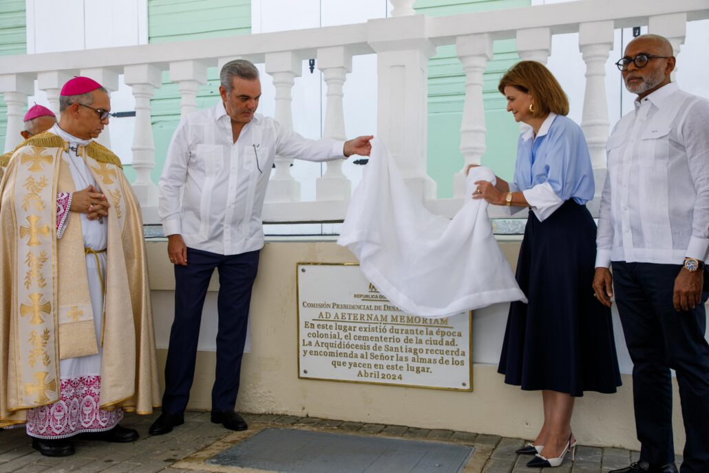 Abinader y Raquel Peña encabezan develación de tarja del primer cementerio de Santiago