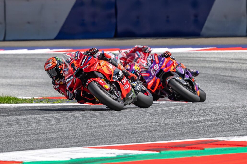 (I-D) Francesco Bagnaia y Jorge Martín durante la carrera de MotoGP del Gran Premio de Austria en el Red Bull Ring en Spielberg. EFE/EPA/EXPA/JOHANN GRODER