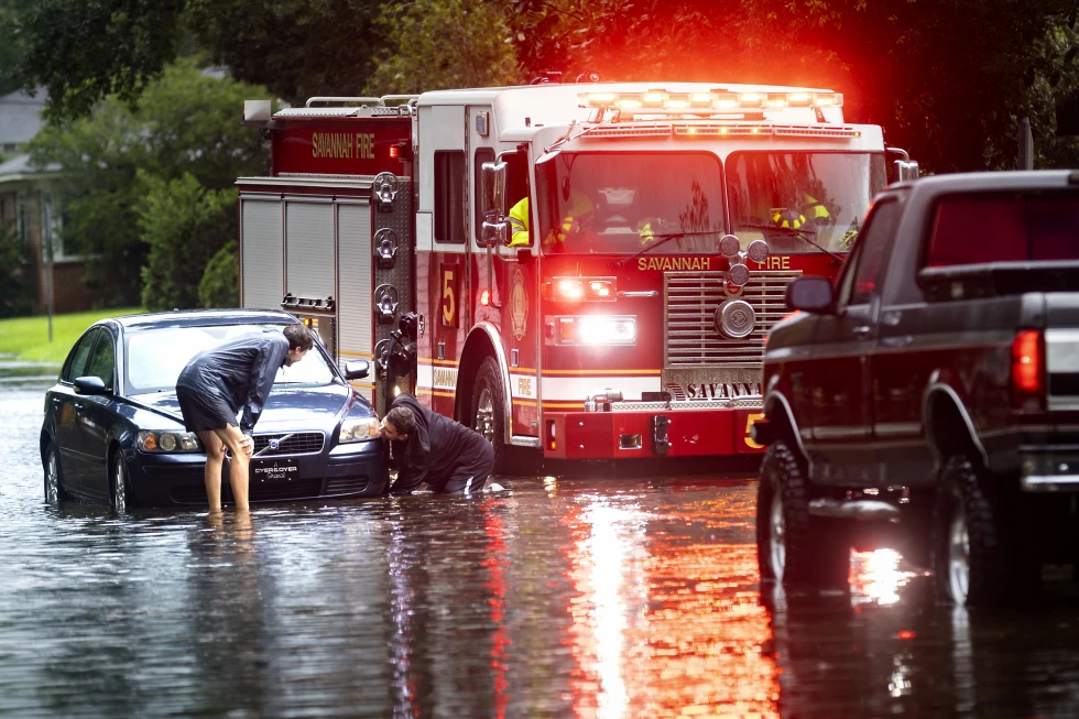 Tormenta Debby se mueve frente a la costa de Carolina del Sur con amenazas de lluvias