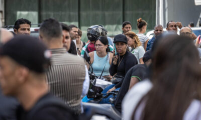 Familiares de las personas detenidas durante las protestas por los resultados electorales dados por el Consejo Nacional Electoral (CNE) en Caracas (Venezuela). EFE/ Henry Chirinos