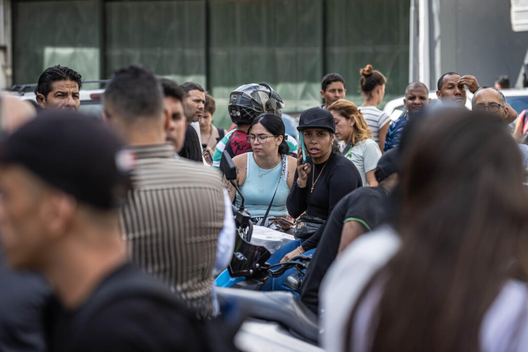 Familiares de las personas detenidas durante las protestas por los resultados electorales dados por el Consejo Nacional Electoral (CNE) en Caracas (Venezuela). EFE/ Henry Chirinos